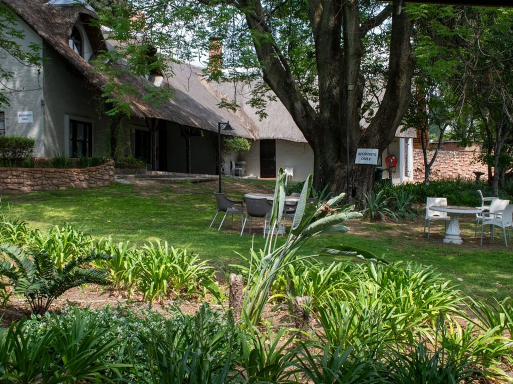 Beverly Hills Lodge - Garden 5