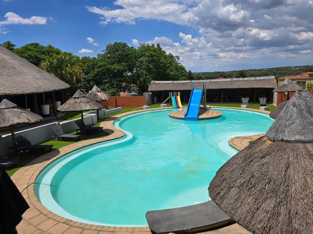 Beverly Hills Lodge - Pool 11