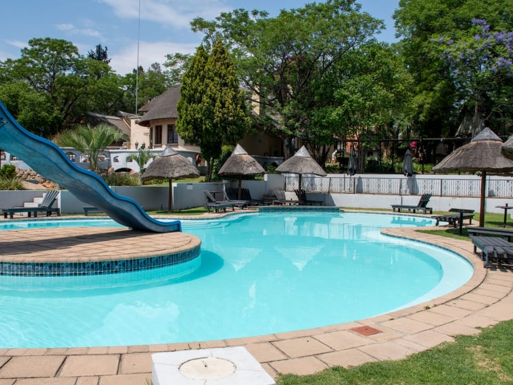 Beverly Hills Lodge - Pool 12