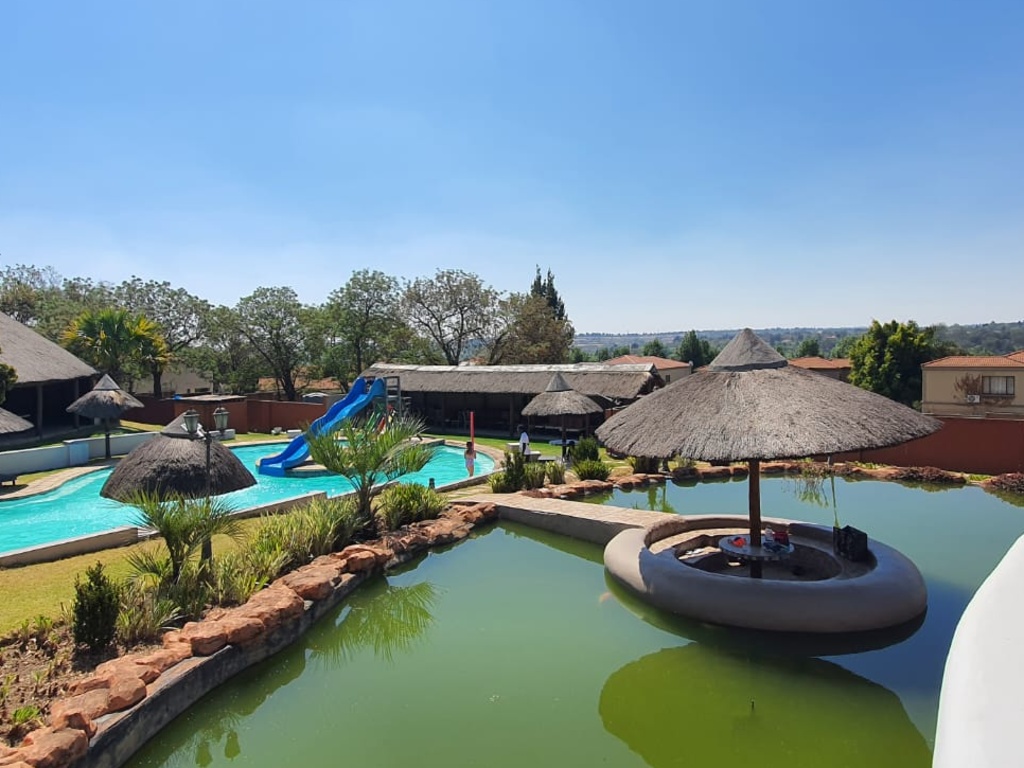 Beverly Hills Lodge - Pool 13