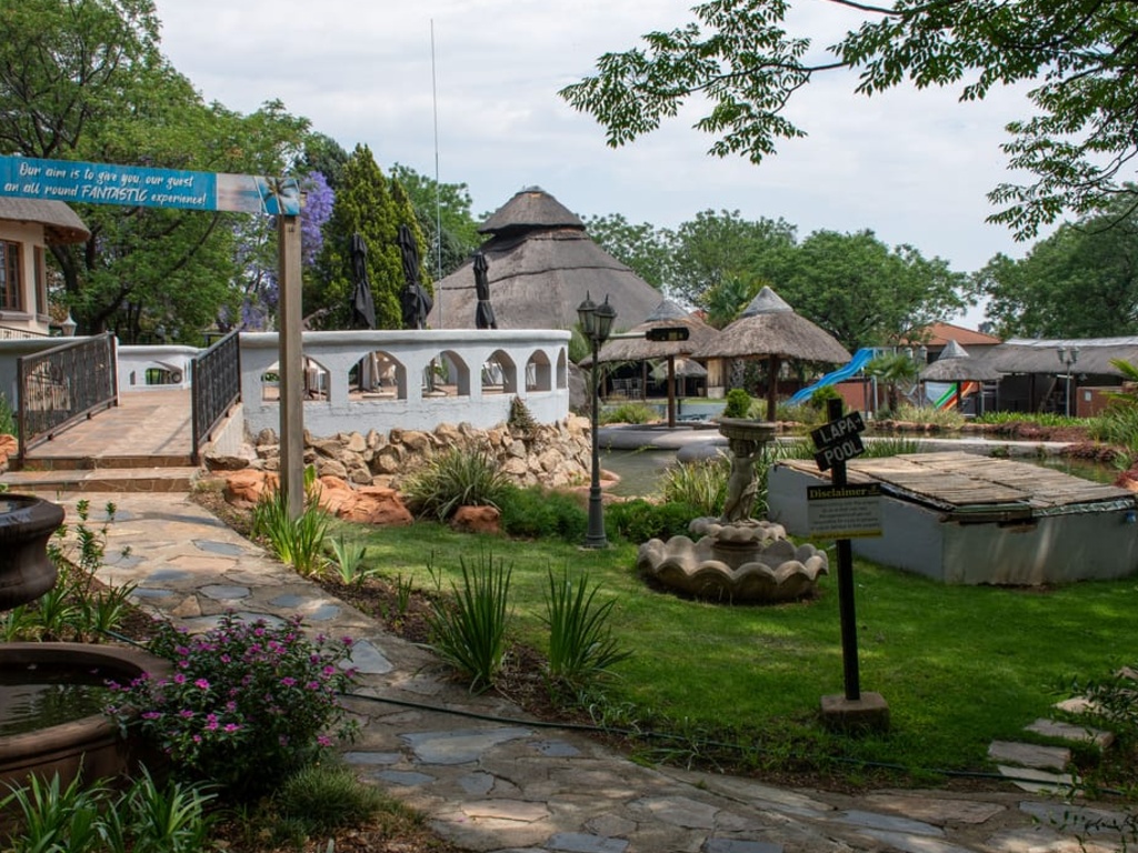 Beverly Hills Lodge - Pool 14