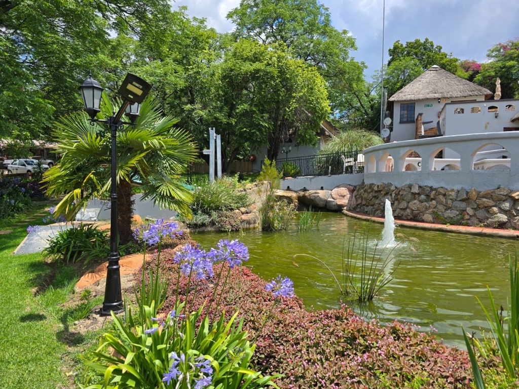 Beverly Hills Lodge - Pool 15