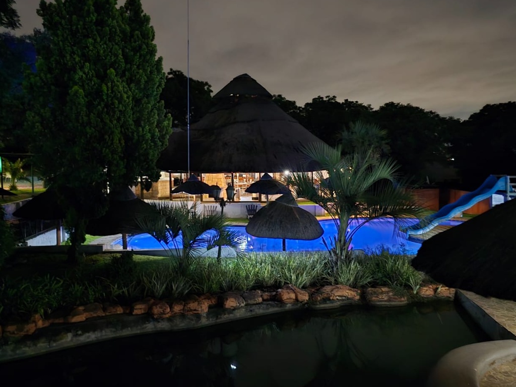 Beverly Hills Lodge - Pool 16