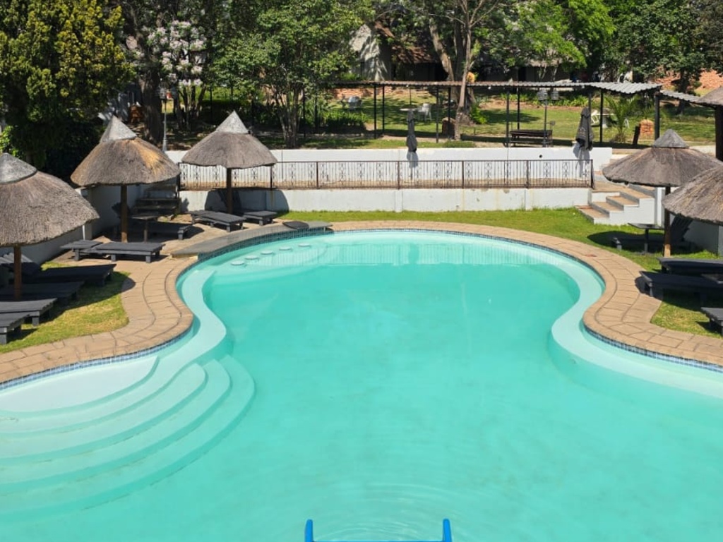 Beverly Hills Lodge - Pool 18