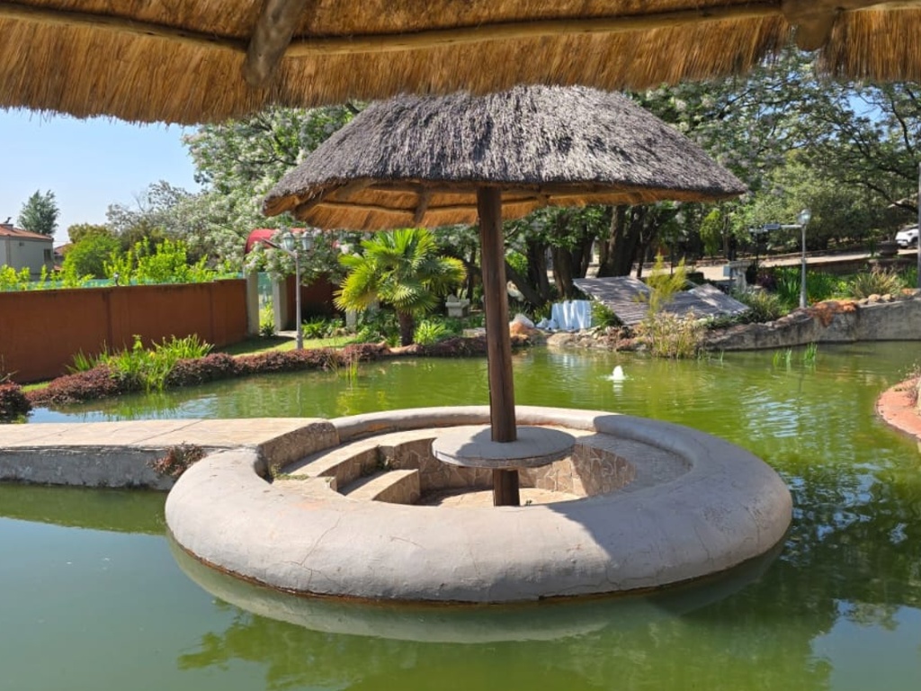 Beverly Hills Lodge - Pool 19