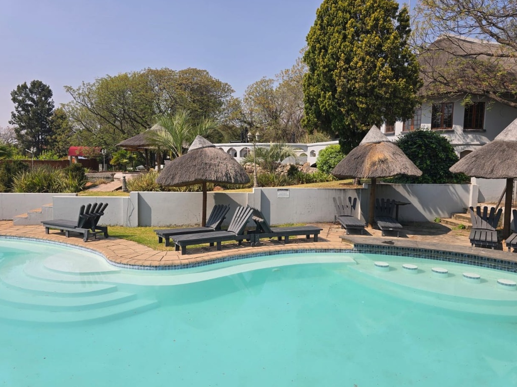 Beverly Hills Lodge - Pool 20