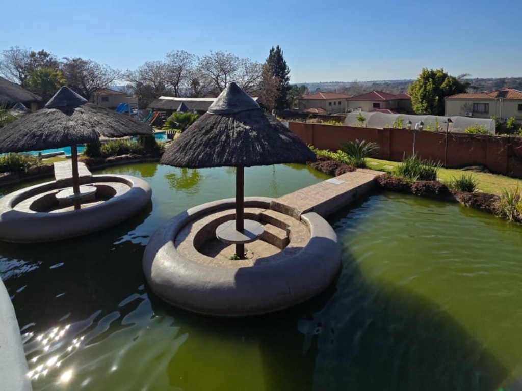 Beverly Hills Lodge - Pool 21