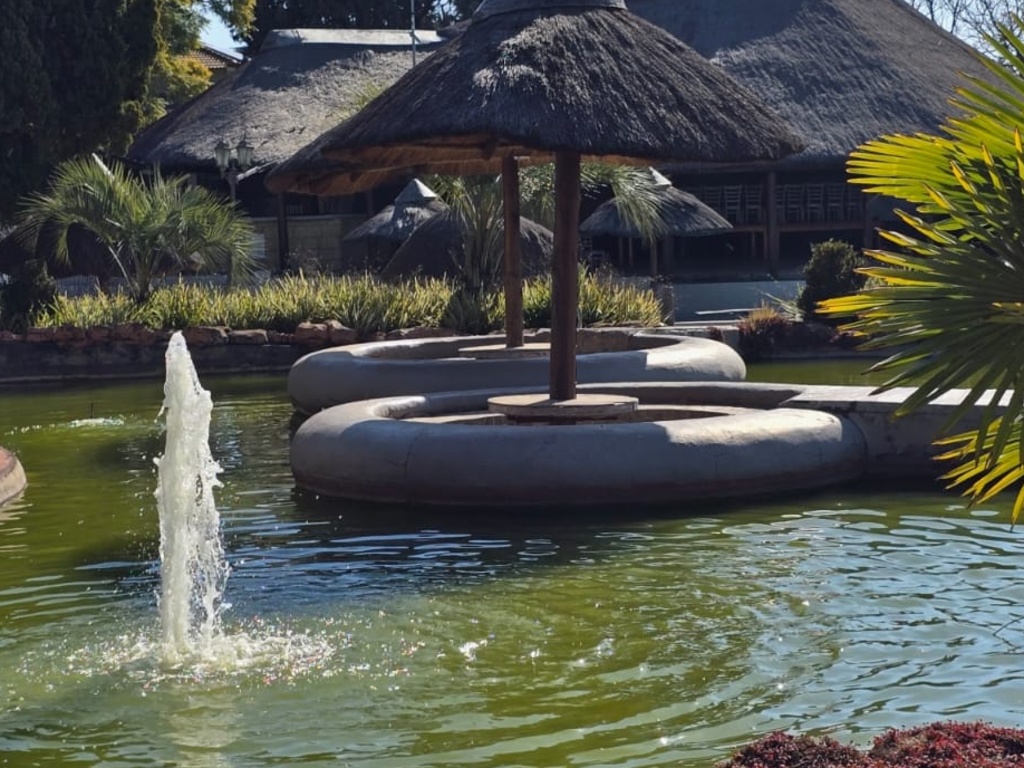 Beverly Hills Lodge - Pool 22