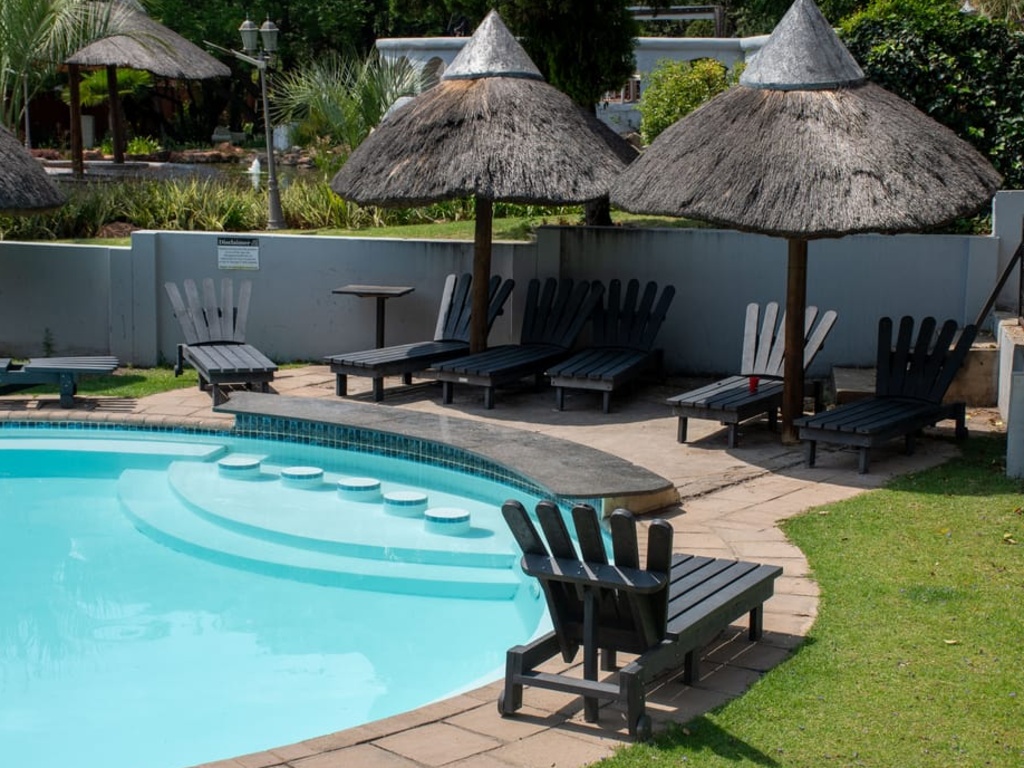 Beverly Hills Lodge - Pool 8