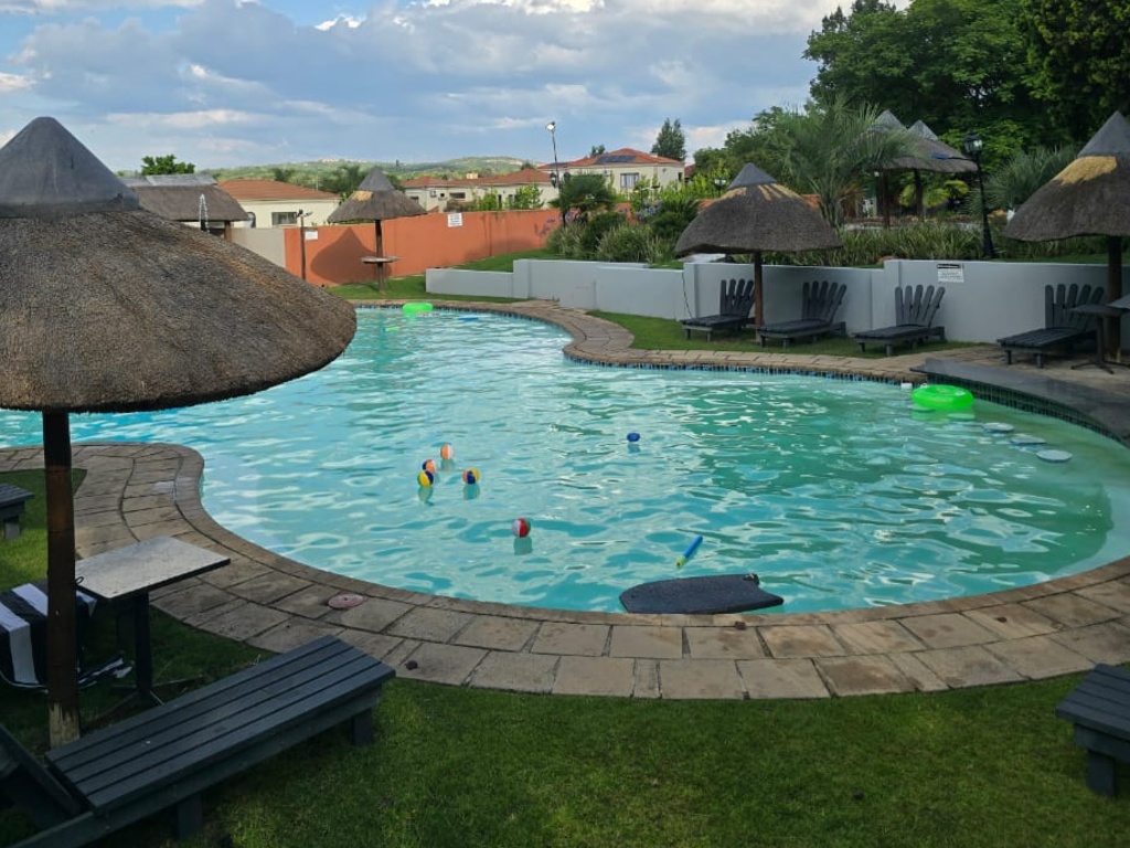 Beverly Hills Lodge - Pool 9